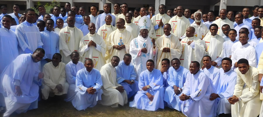 Cardinal Arinze, the priest and seminarians